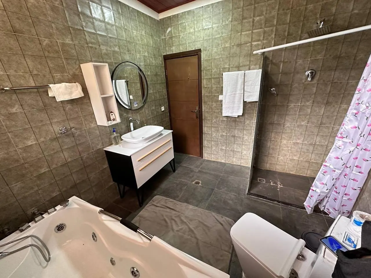Kebena Spacious Room With Private Jacuzzi And Walk In Closet Addis-Abeba Séjour chez l'habitant